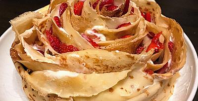 Палачинкова торта “Роза” с ягоди