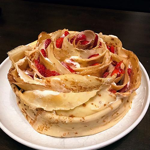 Палачинкова торта “Роза” с ягоди