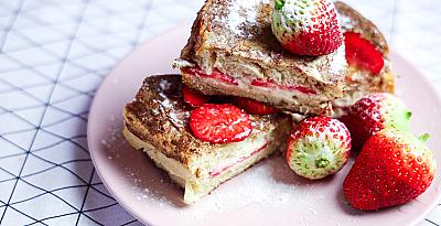Френски тост с крема сирене и ягоди 